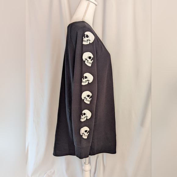 Torrid Black Tunic Length Sweatshirt w Graphic Skull Sleeves Sz 1 GC Plz Read - Picture 4 of 13